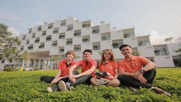 Trao học bổng toàn phần về Trí tuệ nhân tạo cho học sinh xuất sắc tỉnh Bình Định