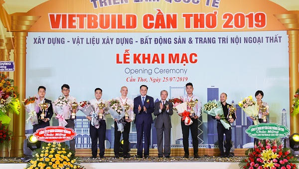 Thử thách độ bền siêu bồn nhựa Plasman ở Triển lãm Vietbuild Cần Thơ 2019