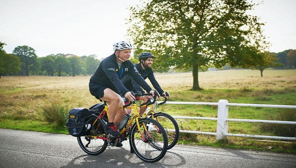 Ngày mai, hai vận động viên đạp xe quanh thế giới giao lưu tại Hà Nội