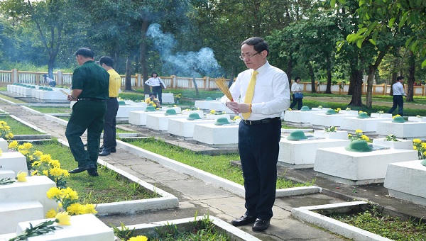 Bộ Thông tin và Truyền thông dâng hương tại Nghĩa trang liệt sỹ ngành Giao bưu - Thông tin 