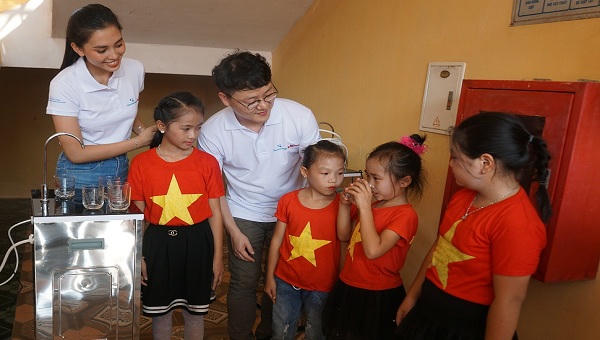 Hoa hậu Tiểu Vy trao tặng bình nước ở trường học miền núi Lạng Sơn