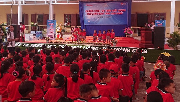 Hoa hậu Tiểu Vy trao tặng bình nước ở trường học miền núi Lạng Sơn