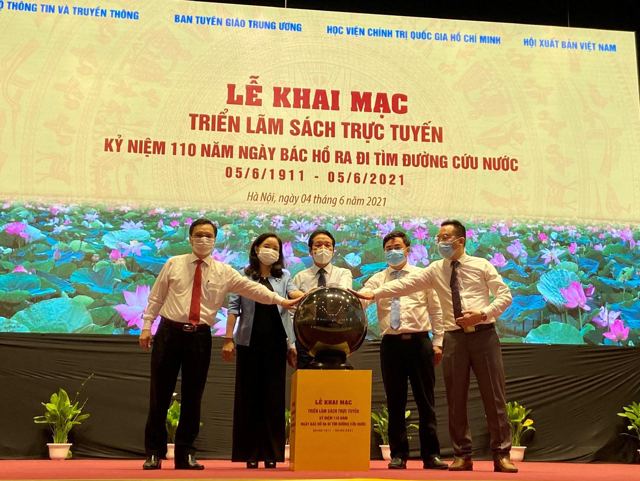 Triển lãm sách trực tuyến kỷ niệm 110 năm Ngày Bác Hồ ra đi tìm đường cứu nước