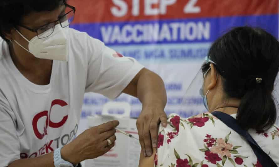 Tổng thống Philippines Duterte: "Chọn đi: tiêm vaccine hoặc đi tù"