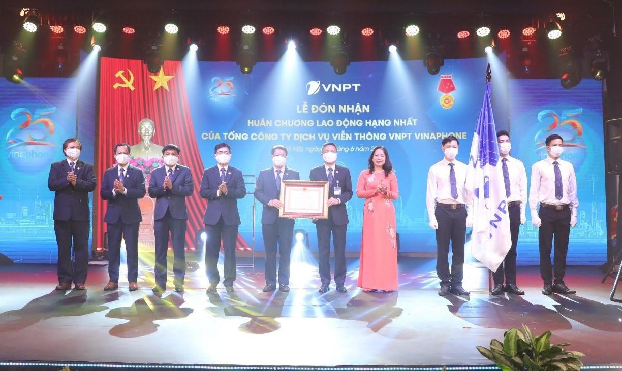 Tổng Công ty Dịch vụ Viễn thông được trao tặng Huân chương Lao động hạng Nhất trong ngày kỷ niệm 25 năm mạng di động VinaPhone 