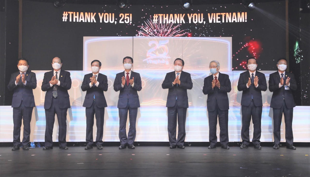 Tổng Công ty Dịch vụ Viễn thông được trao tặng Huân chương Lao động hạng Nhất trong ngày kỷ niệm 25 năm mạng di động VinaPhone 