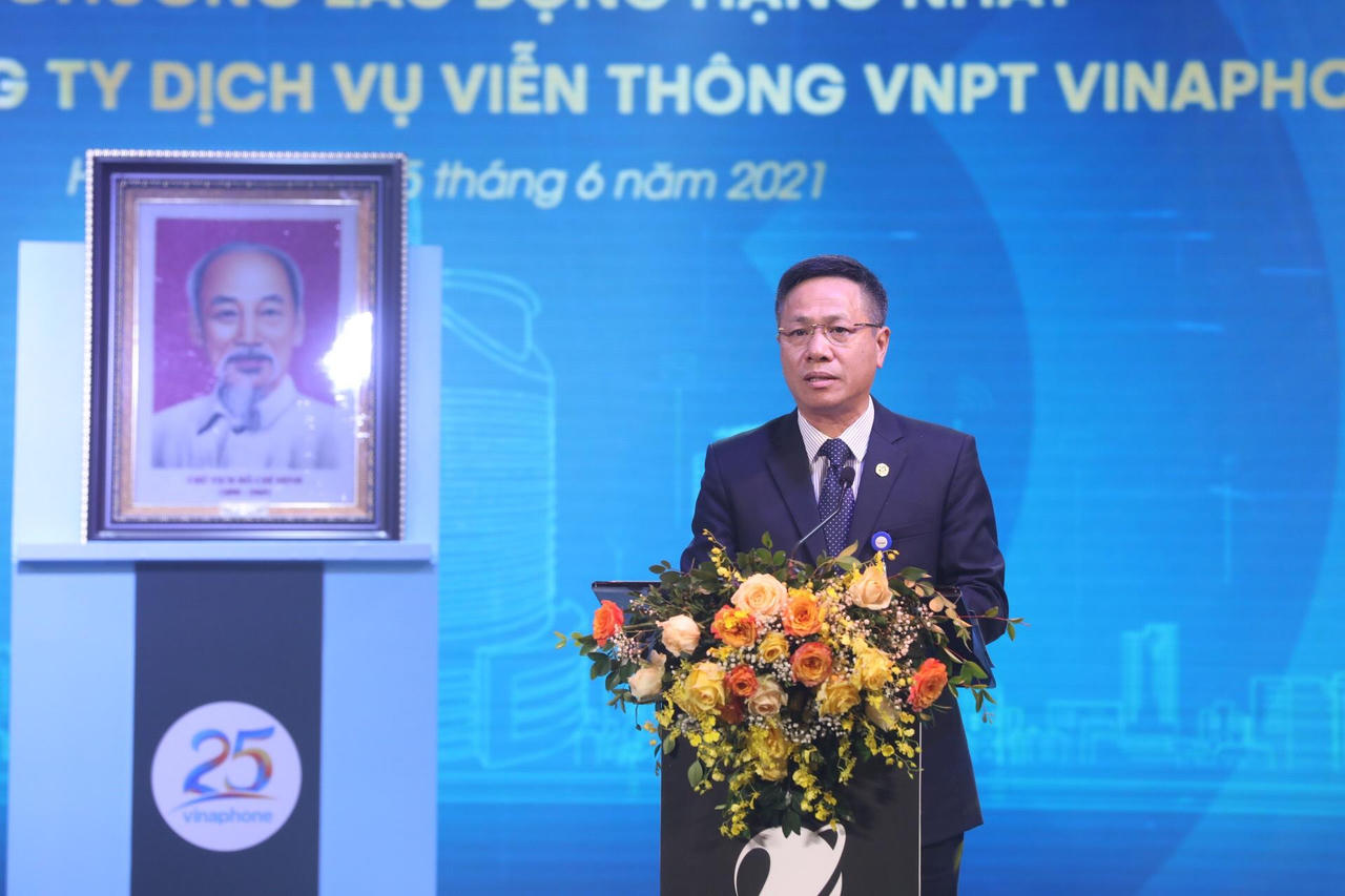 Tổng Công ty Dịch vụ Viễn thông được trao tặng Huân chương Lao động hạng Nhất trong ngày kỷ niệm 25 năm mạng di động VinaPhone 