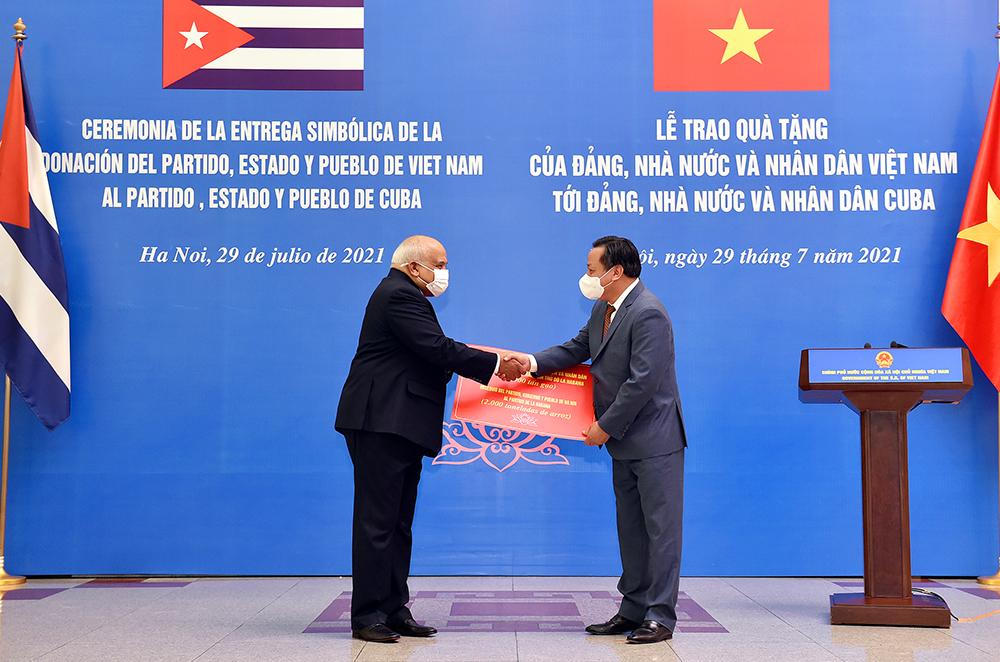 Thủ tướng Phạm Minh Chính tiếp Đại sứ Cuba, thúc đẩy hợp tác vaccine