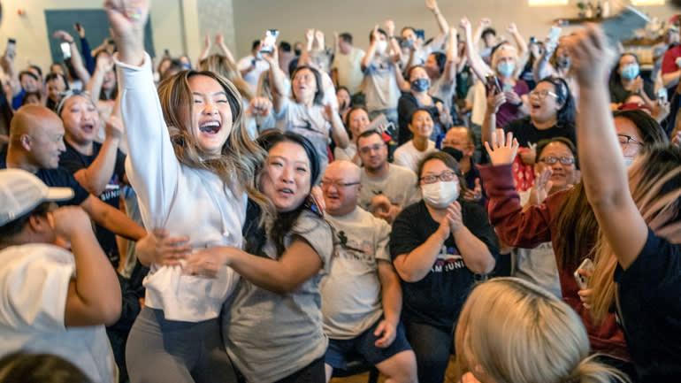 Hơn cả ngôi vô địch, huy chương vàng của Sunisa Lee truyền cảm hứng cho cộng đồng người Hmong ở Mỹ