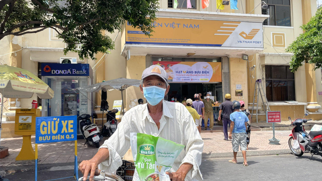 Hàng trăm tấn gạo hỗ trợ người dân vượt dịch trong chương trình “Hạt vàng Bưu điện”