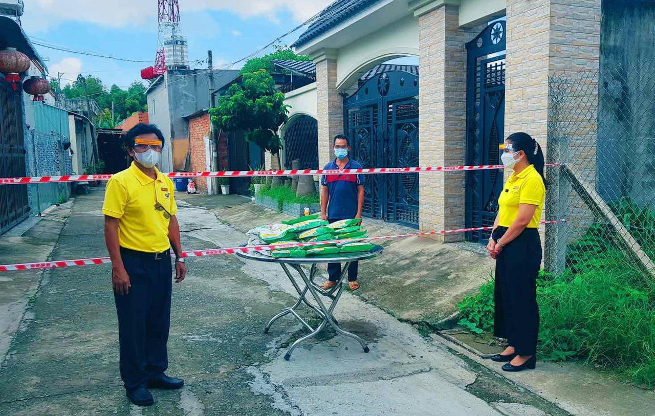 Hàng trăm tấn gạo hỗ trợ người dân vượt dịch trong chương trình “Hạt vàng Bưu điện”