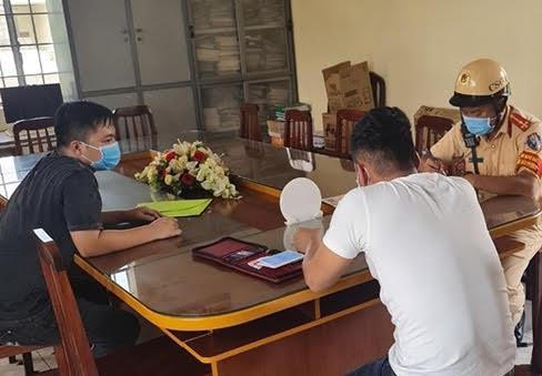 Bị phạt 56 triệu đồng vì điều khiển ô tô thông nhiều chốt kiểm soát dịch ảnh 1