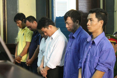 Xét xử 'tập đoàn kích dục' Tân Hoàng Phát: "Tôi bị họ đá vào bụng, ép đi phá thai"