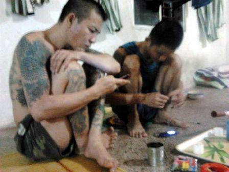 Phạm nhân vô tư “lướt” facebook trong tù, khoe ảnh 'đại bàng', thuốc phiện