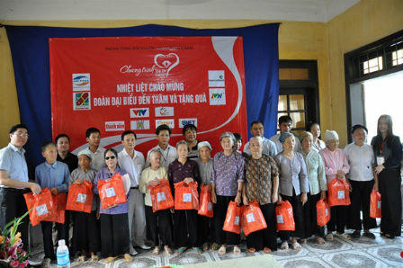 Chương trình trái tim cao quý tặng quà cho người cao tuổi