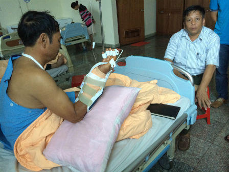 Gia Lai: Bắt gỗ lậu, kiểm lâm bị côn đồ chém đứt gân tay