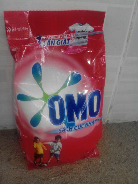 Phát hiện bột giặt in nhãn hiệu OMO có nhiều điểm bất thường, nghi là hàng nhái