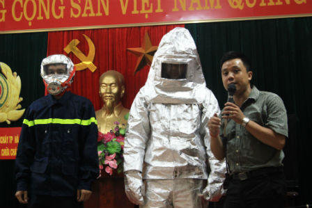 Ủng hộ thiết bị bảo hộ phòng cháy chữa cháy cho Phòng Cảnh sát PC&CC