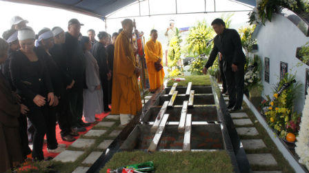 3 mẹ con người Việt tử nạn trong vụ MH17 đã yên nghỉ ở Lạc Hồng Viên