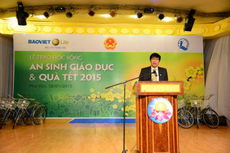 Bảo Việt nhân thọ trao hàng nghìn suất quà và học bổng cho trẻ em nghèo vượt khó