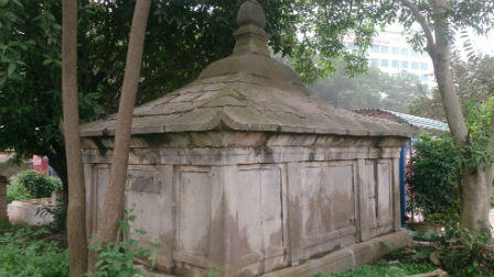 Bí ẩn lăng mộ đá nằm giữa Bán đảo Linh Đàm