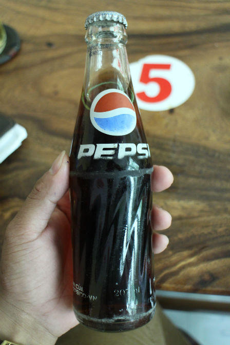 Khách hàng rao bán chai nước giải khát được cho là Pepsi làm từ thiện