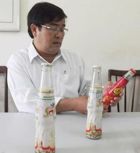 Phát hiện chai nước bị đóng cặn: Nhà sản xuất làm việc với khách hàng