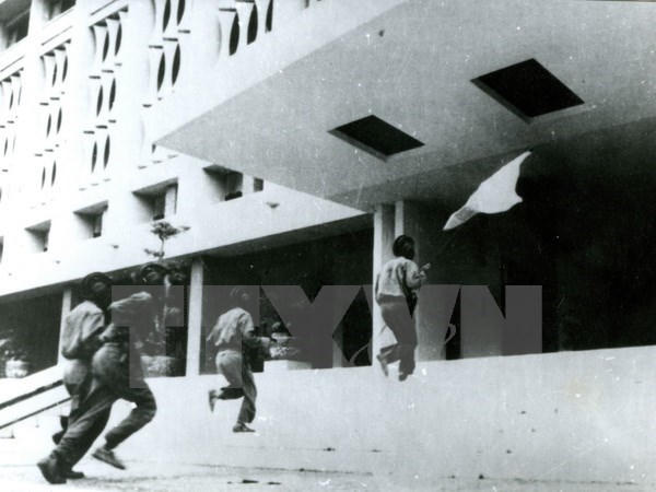 Từ lời tuyên bố đầu hàng đến giây phút “Nối vòng tay lớn”