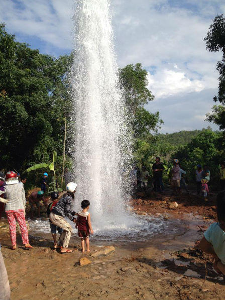 Xuất hiện “vòi rồng” tại vùng đất khô cằn, nhiều người tìm tới uống “nước hiếm”