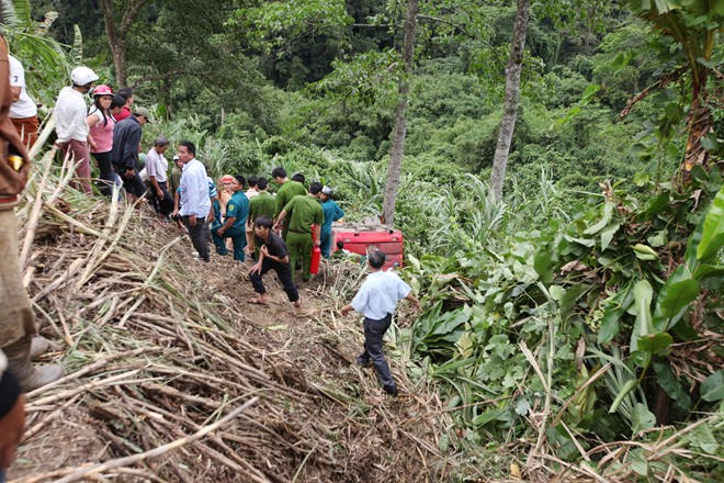 Xe giường nằm 42 chỗ lao xuống vực, 6 người thương vong