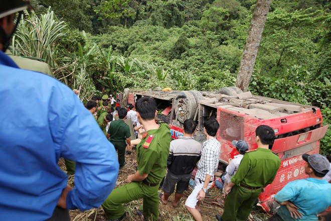 Xe giường nằm 42 chỗ lao xuống vực, 6 người thương vong