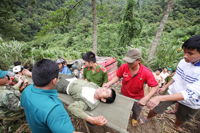 Xe giường nằm 42 chỗ lao xuống vực, 6 người thương vong