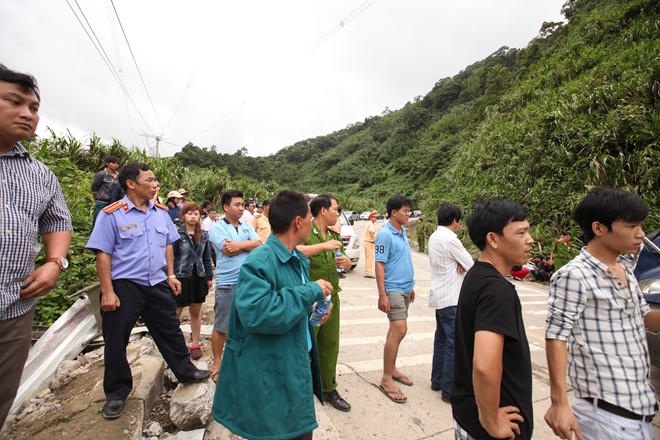 Xe giường nằm 42 chỗ lao xuống vực, 6 người thương vong