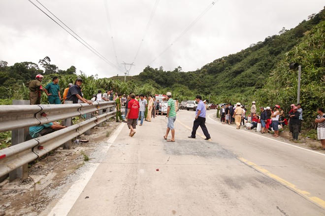 Xe giường nằm 42 chỗ lao xuống vực, 6 người thương vong