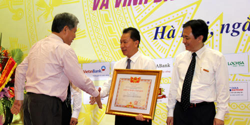 Báo Pháp luật Việt Nam đón nhận Huân chương Lao động hạng Nhất