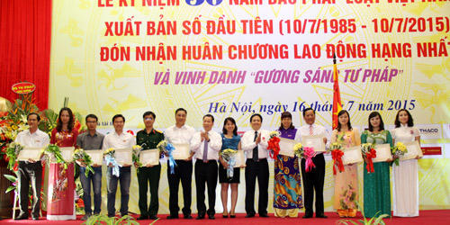 Báo Pháp luật Việt Nam đón nhận Huân chương Lao động hạng Nhất