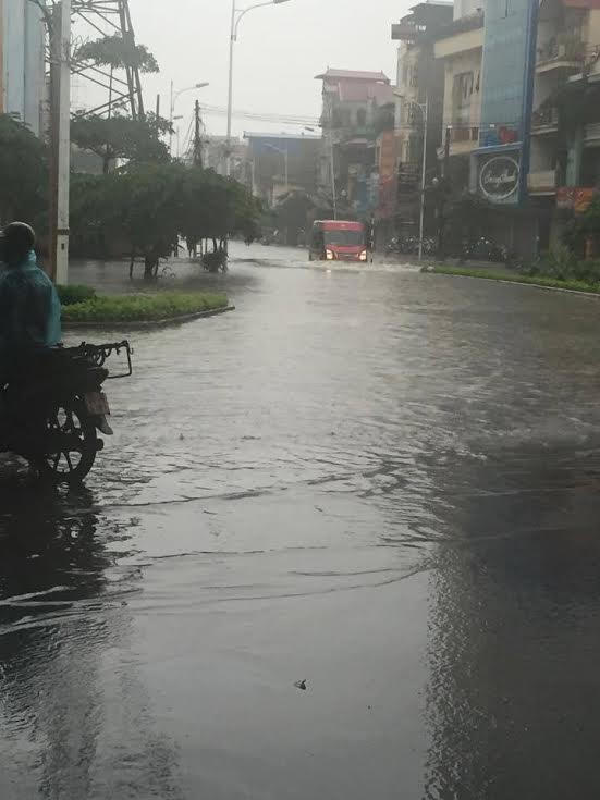Hà Nội ngập sâu sau trận mưa lớn dồn dập tối qua
