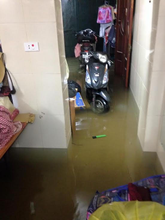 Hà Nội ngập sâu sau trận mưa lớn dồn dập tối qua