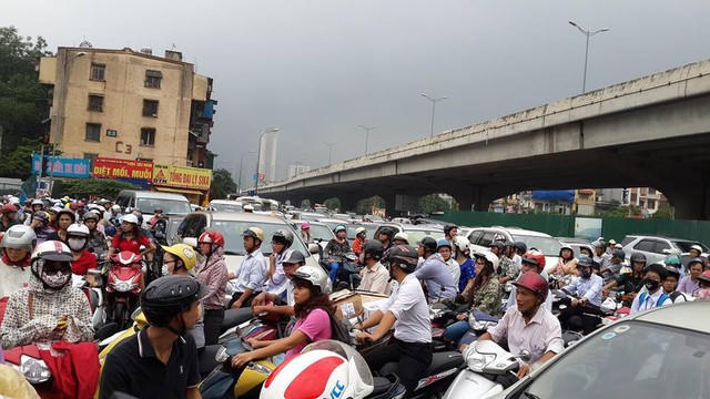 Hà Nội: Ùn tắc kinh hoàng giờ cao điểm sáng