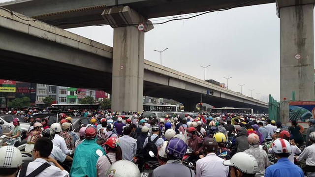 Hà Nội: Ùn tắc kinh hoàng giờ cao điểm sáng