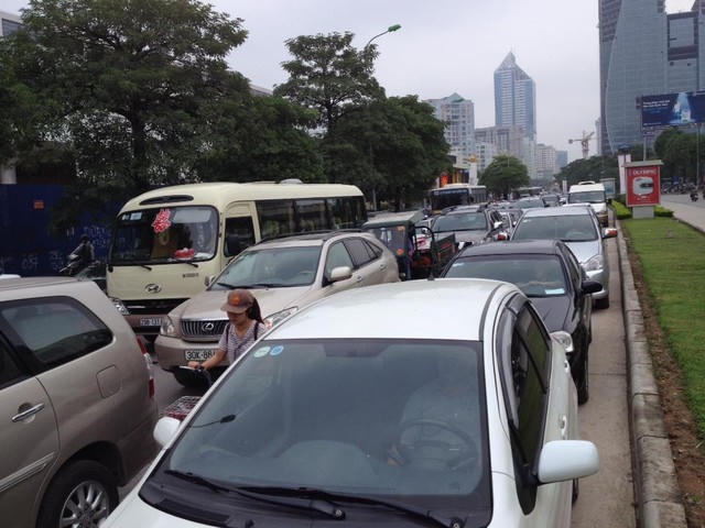 Hà Nội: Ùn tắc kinh hoàng giờ cao điểm sáng