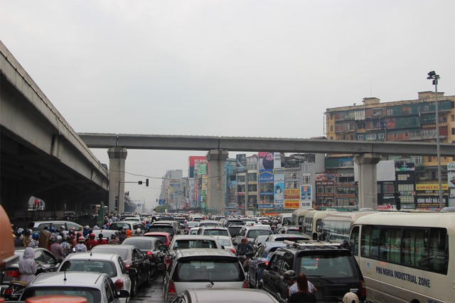 Hà Nội: Ùn tắc kinh hoàng giờ cao điểm sáng