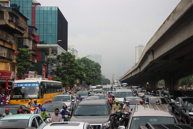Hà Nội: Ùn tắc kinh hoàng giờ cao điểm sáng
