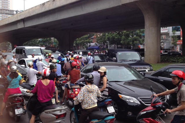 Hà Nội: Ùn tắc kinh hoàng giờ cao điểm sáng