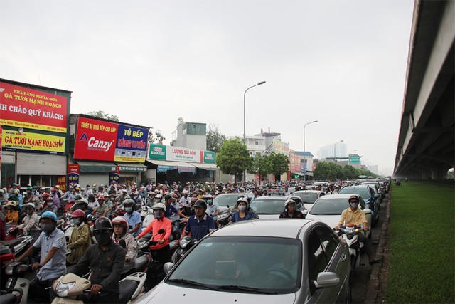 Hà Nội: Ùn tắc kinh hoàng giờ cao điểm sáng