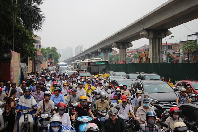 Hà Nội: Ùn tắc kinh hoàng giờ cao điểm sáng