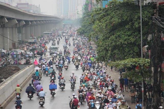 Hà Nội: Ùn tắc kinh hoàng giờ cao điểm sáng
