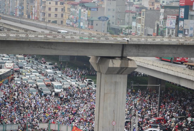 Hà Nội: Ùn tắc kinh hoàng giờ cao điểm sáng