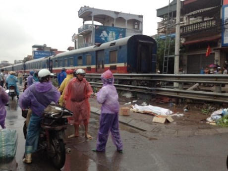 Người dân sống trong sợ hãi, cầu vượt qua đường sắt vẫn chậm trễ 