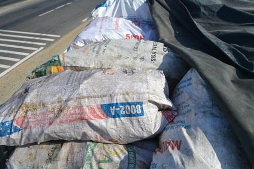 Kinh hoàng làm bột nêm bằng 10 tấn xương động vật có giòi